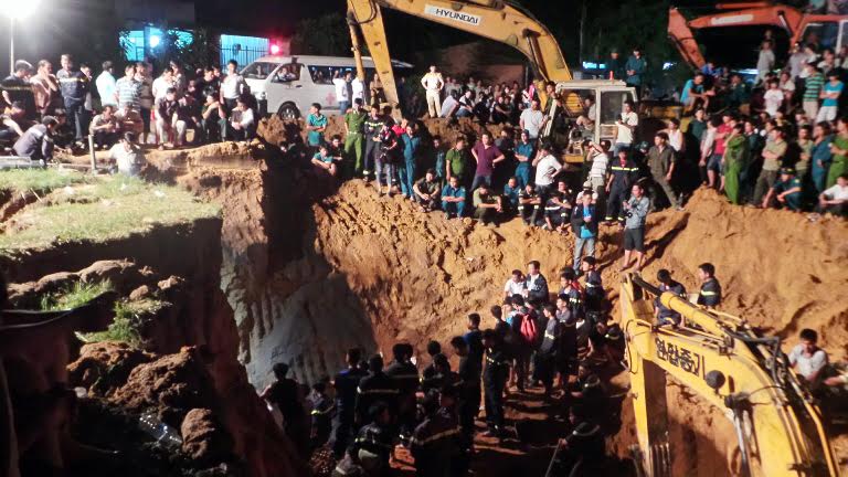 Nghẹt thở giải cứu bé gái mắc kẹt dưới giếng sâu 80m - 2