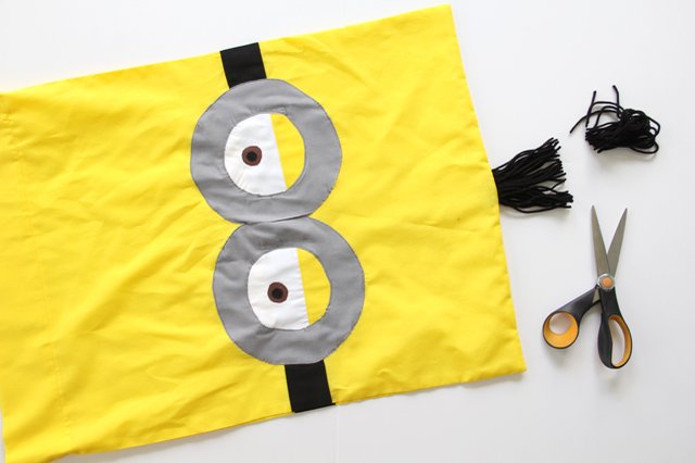 Mẹ khéo tay khâu gối Minions đơn giản cho bé ngủ ngon - 17