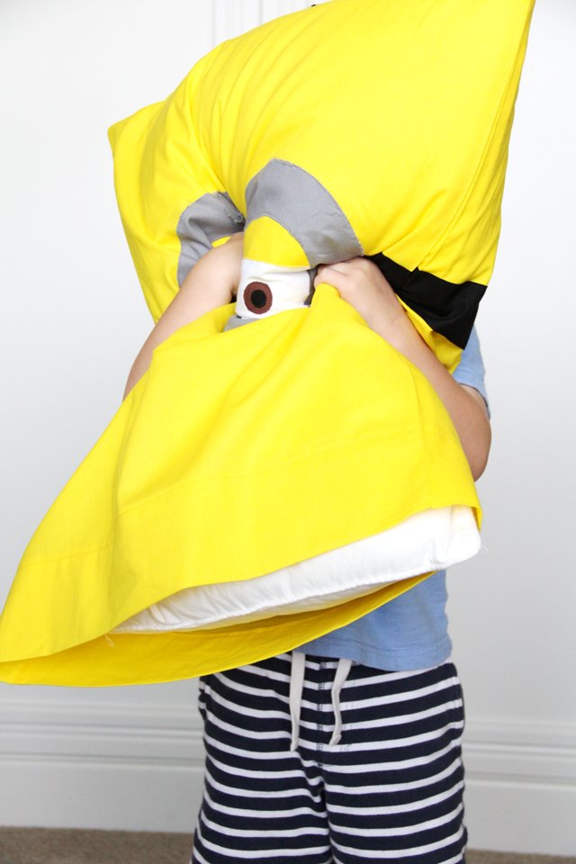 Mẹ khéo tay khâu gối Minions đơn giản cho bé ngủ ngon - 20