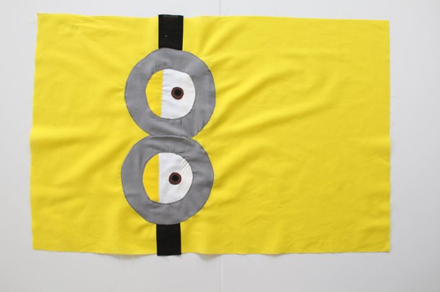 Mẹ khéo tay khâu gối Minions đơn giản cho bé ngủ ngon - 11
