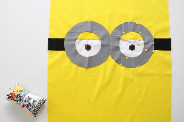 Mẹ khéo tay khâu gối Minions đơn giản cho bé ngủ ngon - 10
