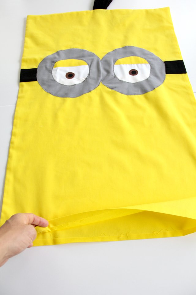 Mẹ khéo tay khâu gối Minions đơn giản cho bé ngủ ngon - 15