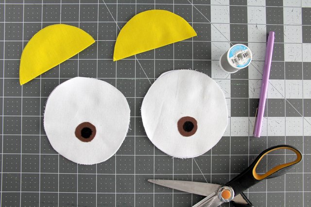 Mẹ khéo tay khâu gối Minions đơn giản cho bé ngủ ngon - 6