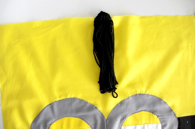 Mẹ khéo tay khâu gối Minions đơn giản cho bé ngủ ngon - 16