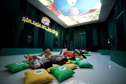 Trẻ cực kỳ thích quot;lăn lê bò toàiquot; trên sàn nhà sạch - 1