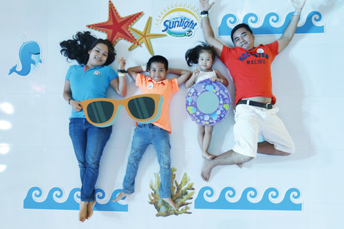 Trẻ cực kỳ thích quot;lăn lê bò toàiquot; trên sàn nhà sạch - 3