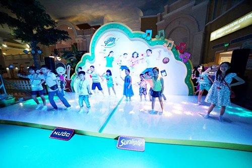 Trẻ cực kỳ thích quot;lăn lê bò toàiquot; trên sàn nhà sạch - 4