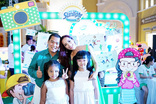 Trẻ cực kỳ thích quot;lăn lê bò toàiquot; trên sàn nhà sạch - 5