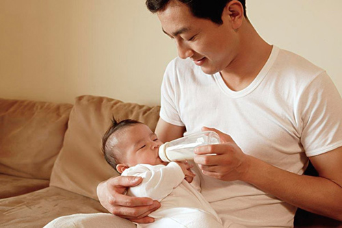 Cách cho trẻ bú sữa “một phát hết bình” - 1