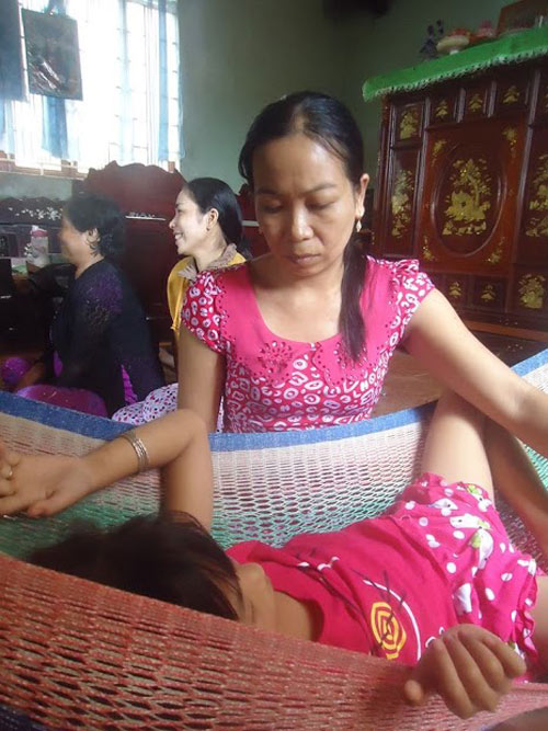 Mẹ bé gái rơi xuống giếng: quot;Tôi đã chết đi sống lại 2 lầnquot; - 1