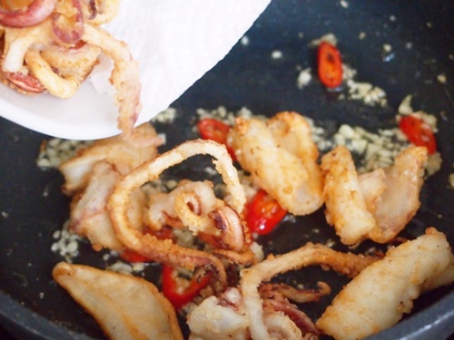 Mực chiên xào tỏi ớt đơn giản, dễ làm - 9