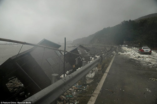 Kinh hoàng siêu bão hất tung xe tải, làm lung lay máy bay - 1