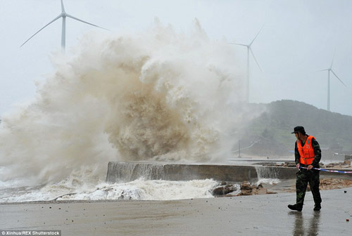 Kinh hoàng siêu bão hất tung xe tải, làm lung lay máy bay - 3