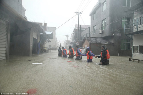 Kinh hoàng siêu bão hất tung xe tải, làm lung lay máy bay - 6