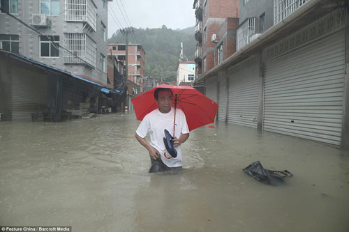 Kinh hoàng siêu bão hất tung xe tải, làm lung lay máy bay - 8