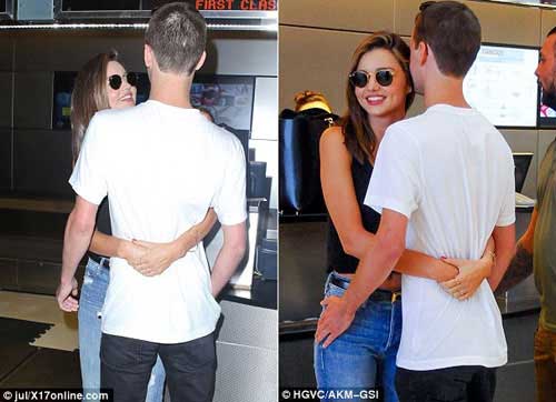 Miranda Kerr và bồ trẻ tỷ phú ôm nhau không rời tại sân bay - 1