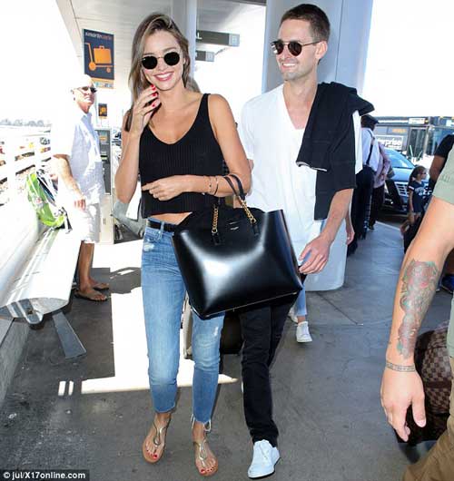 Miranda Kerr và bồ trẻ tỷ phú ôm nhau không rời tại sân bay - 7