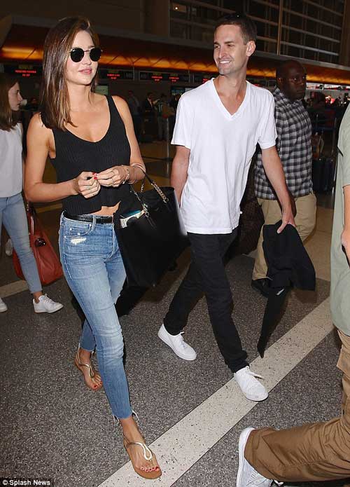 Miranda Kerr và bồ trẻ tỷ phú ôm nhau không rời tại sân bay - 8