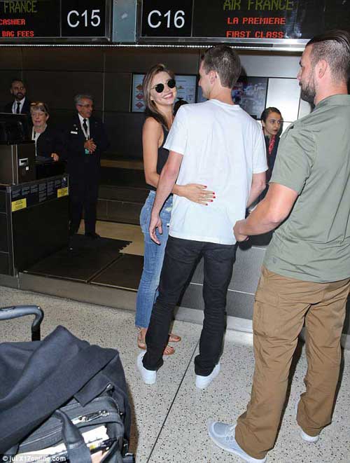 Miranda Kerr và bồ trẻ tỷ phú ôm nhau không rời tại sân bay - 2