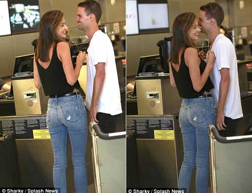 Miranda Kerr và bồ trẻ tỷ phú ôm nhau không rời tại sân bay - 3
