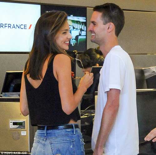 Miranda Kerr và bồ trẻ tỷ phú ôm nhau không rời tại sân bay - 4