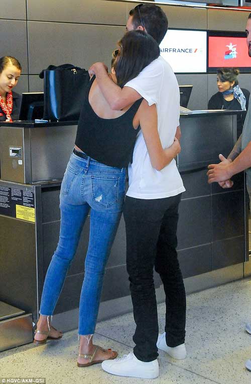 Miranda Kerr và bồ trẻ tỷ phú ôm nhau không rời tại sân bay - 5