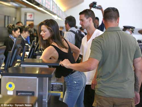 Miranda Kerr và bồ trẻ tỷ phú ôm nhau không rời tại sân bay - 6