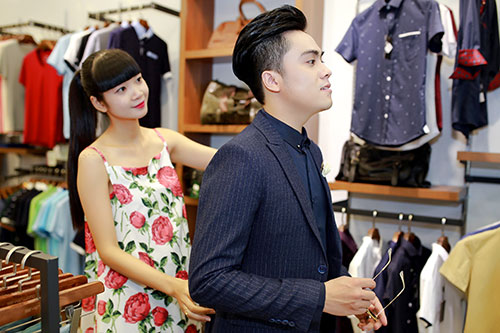 Siêu mẫu Hạ Vy ân cần chăm sóc MC Thái Dũng - 2