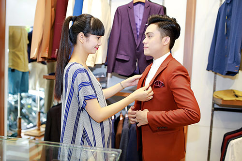 Siêu mẫu Hạ Vy ân cần chăm sóc MC Thái Dũng - 3