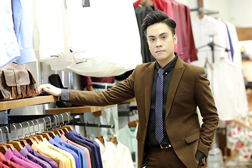 Siêu mẫu Hạ Vy ân cần chăm sóc MC Thái Dũng - 4