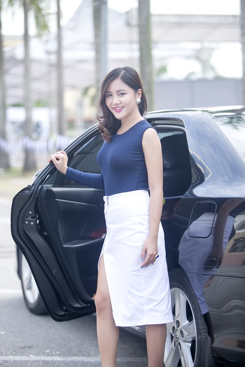 Công Vinh tình tứ ôm Văn Mai Hương trên sân khấu - 1