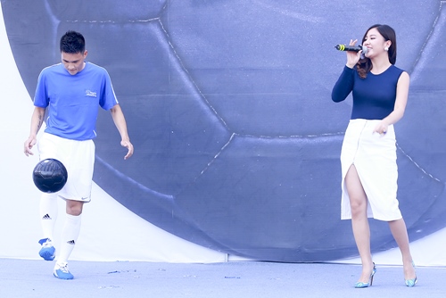 Công Vinh tình tứ ôm Văn Mai Hương trên sân khấu - 11