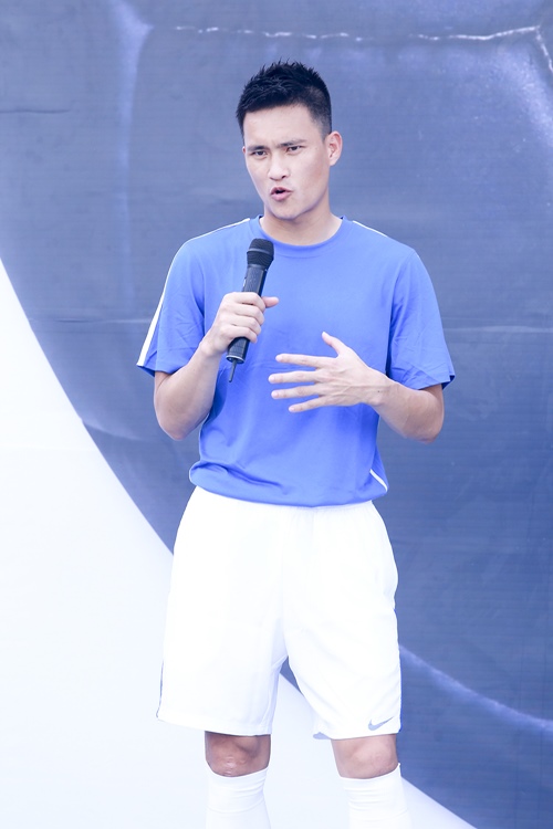Công Vinh tình tứ ôm Văn Mai Hương trên sân khấu - 5