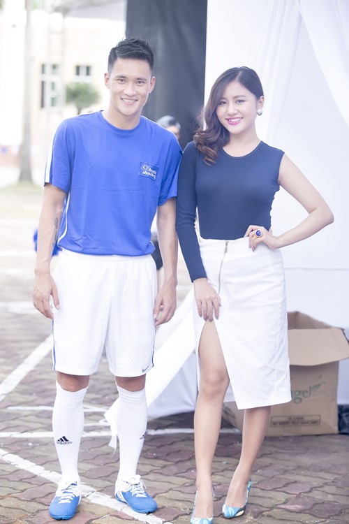 Công Vinh tình tứ ôm Văn Mai Hương trên sân khấu - 6