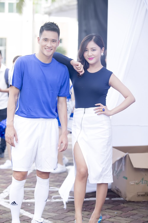 Công Vinh tình tứ ôm Văn Mai Hương trên sân khấu - 7