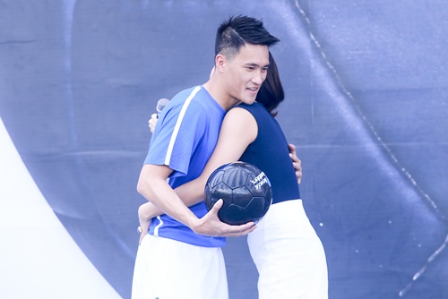 Công Vinh tình tứ ôm Văn Mai Hương trên sân khấu - 8