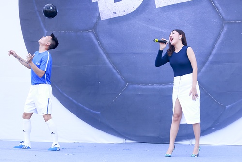 Công Vinh tình tứ ôm Văn Mai Hương trên sân khấu - 10