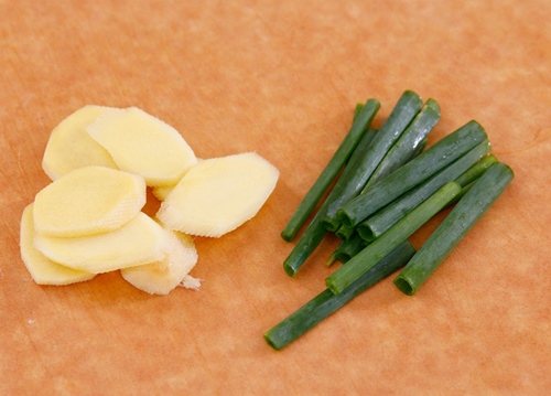 Đơn giản với cách làm gà om cay - 3