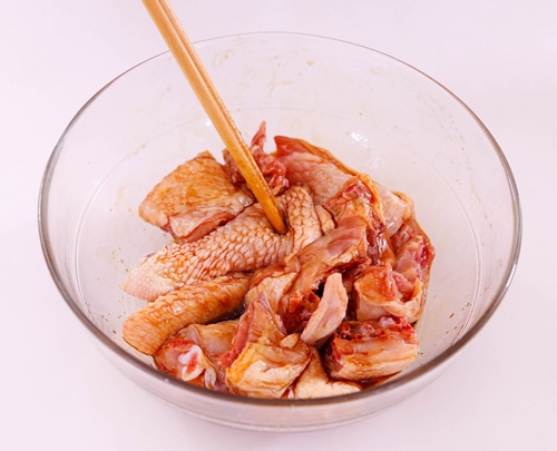 Đơn giản với cách làm gà om cay - 5