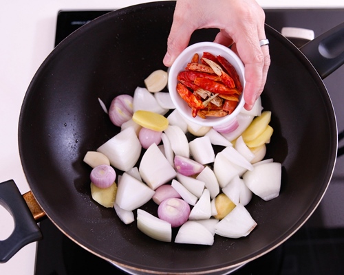 Đơn giản với cách làm gà om cay - 6