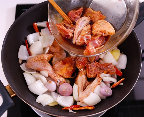 Đơn giản với cách làm gà om cay - 7