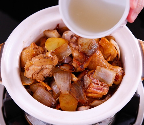 Đơn giản với cách làm gà om cay - 8