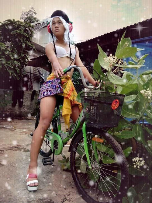 Trend dị Tik Tok: Con trai 'thử làm công chúa 1 ngày' bằng cách mặc váy  lượn xe máy ra đường