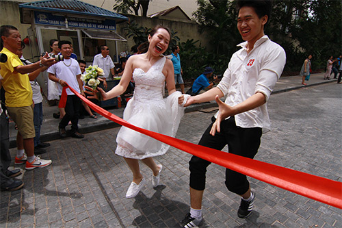 Cận cảnh màn chạy tập thể của 100 cô dâu chú rể - 13