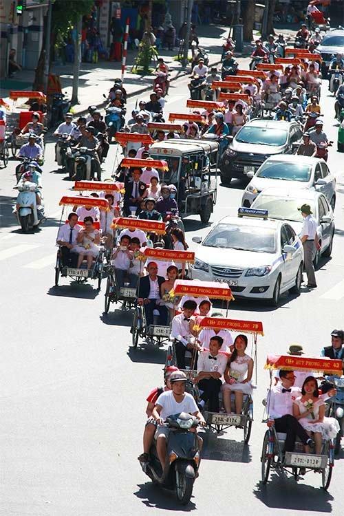 Mãn nhãn với màn rước dâu tập thể - 1