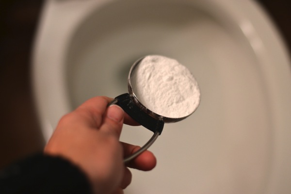 Dùng nước ngọt vệ sinh, mẹ chẳng lo mó tay vào bồn cầu - 1