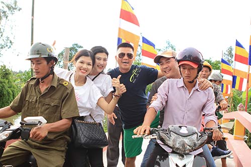 Kim Dung, Oanh Yến giản dị đi xe máy làm từ thiện - 4