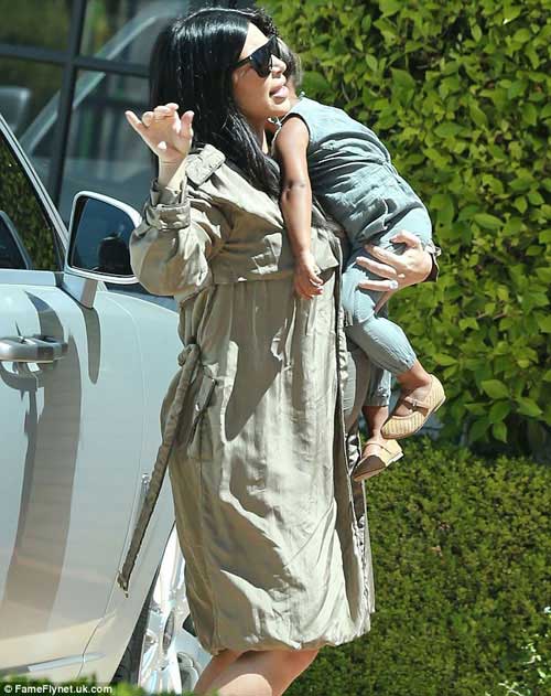 Kim Kardashian khoe thân hình đẫy đà với váy mỏng bó sát - 4
