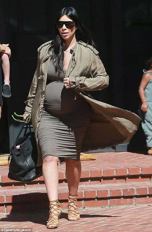 Kim Kardashian khoe thân hình đẫy đà với váy mỏng bó sát - 1
