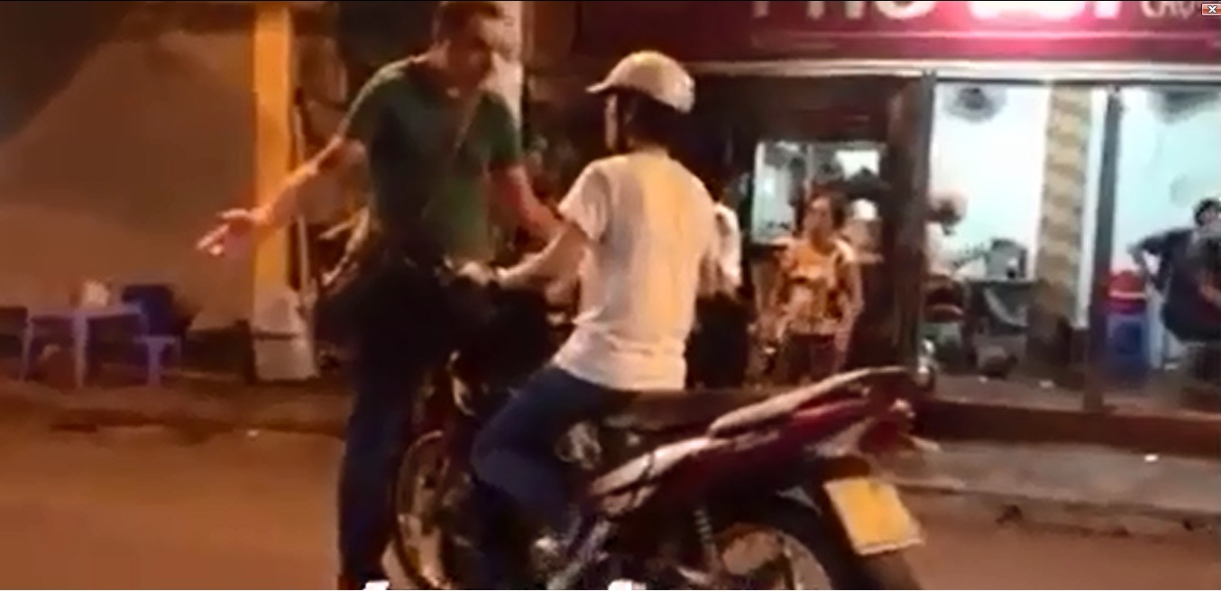 Tây quot;baloquot; chặn đầu, bắt cô gái dắt xe trên phố đi bộ - 1